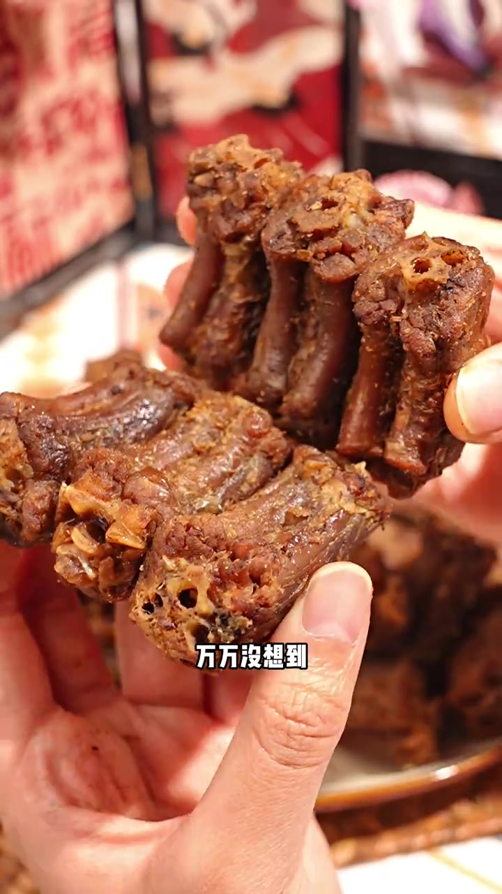 阿燕姐风干鸭脖、辣和不辣的都有，个大肉厚，丝丝入味，干香干香，越嚼越香！晚上追剧嘴馋就靠它