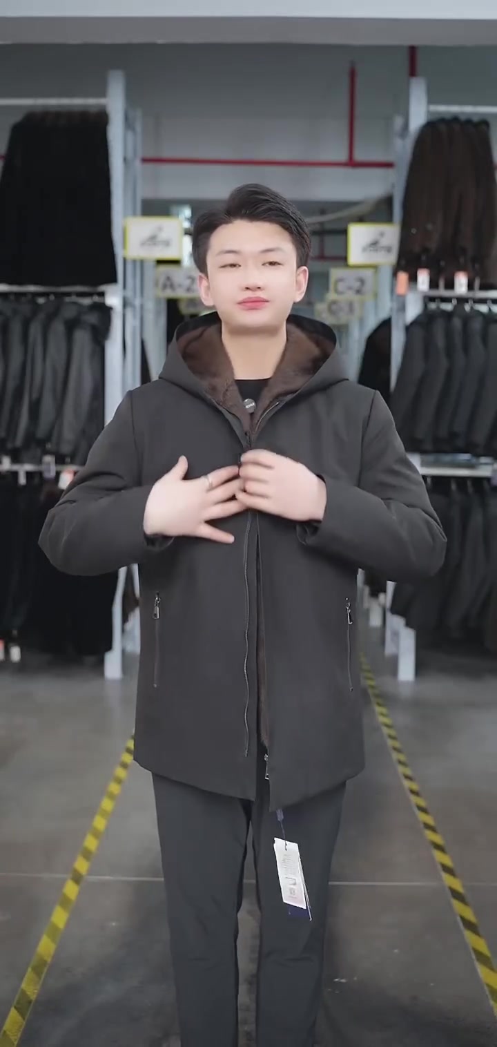 冬天怕冷？这款派克服袖子加皮加毛，老人穿它暖和又贴心！