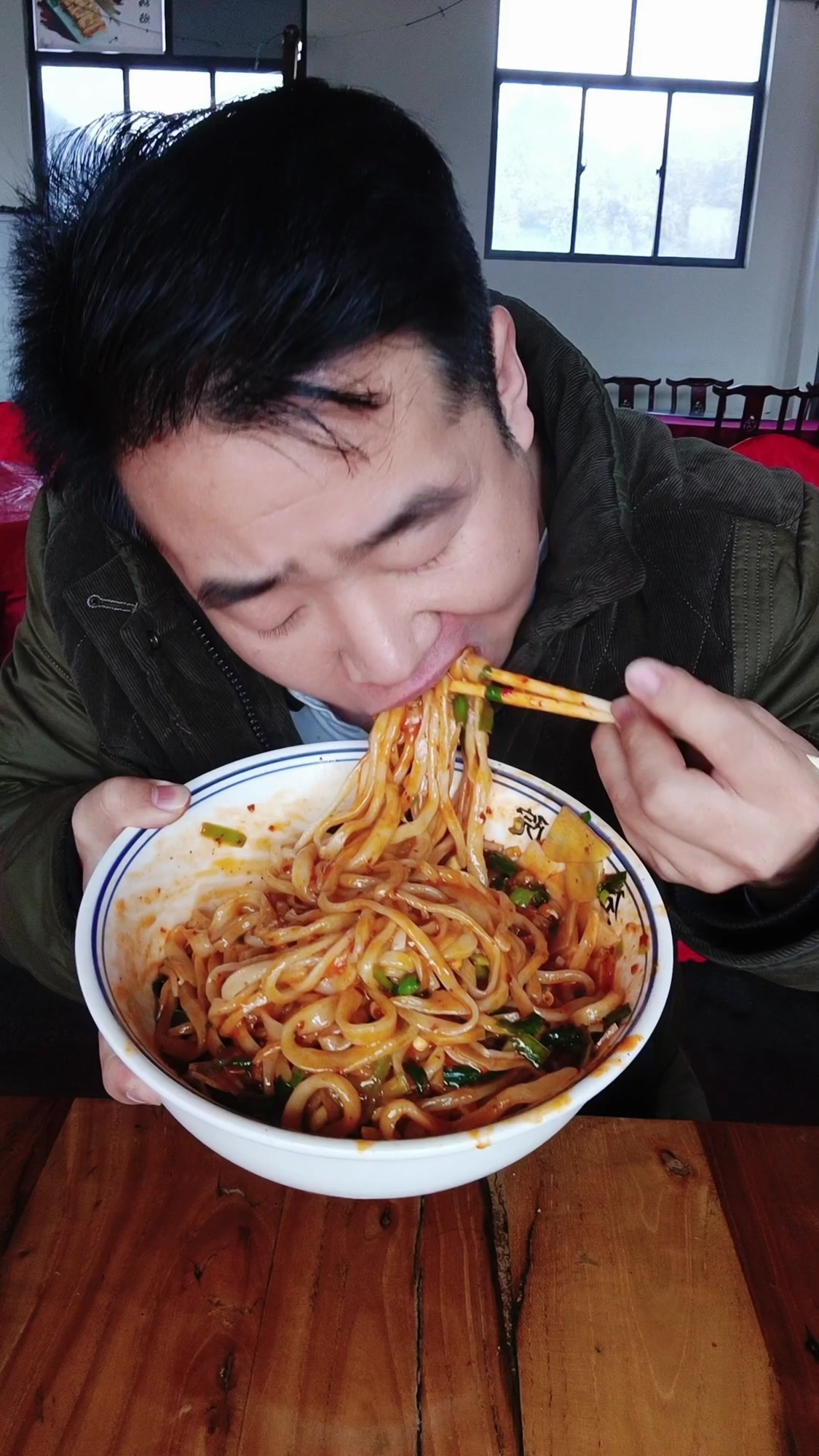 在西安连吃两碗大块牛肉面和肉臊子干拌面 太过瘾了