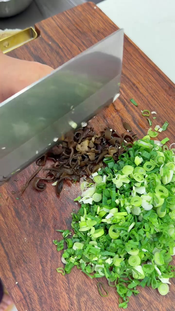 这「黄瓜虾滑饺子」你们就吃吧，老好吃老鲜了，配上我的蜜汁蘸料更绝，我小儿子那么挑食的人都爱