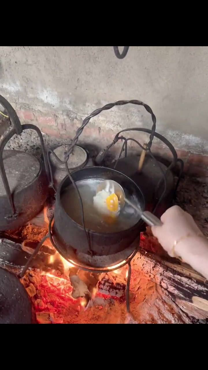 又到了每家每户开始洗腊肉,腊猪脚,香肠～宰鸡的时候了,就因为我不敢宰鸡被老母亲嫌弃惨了～