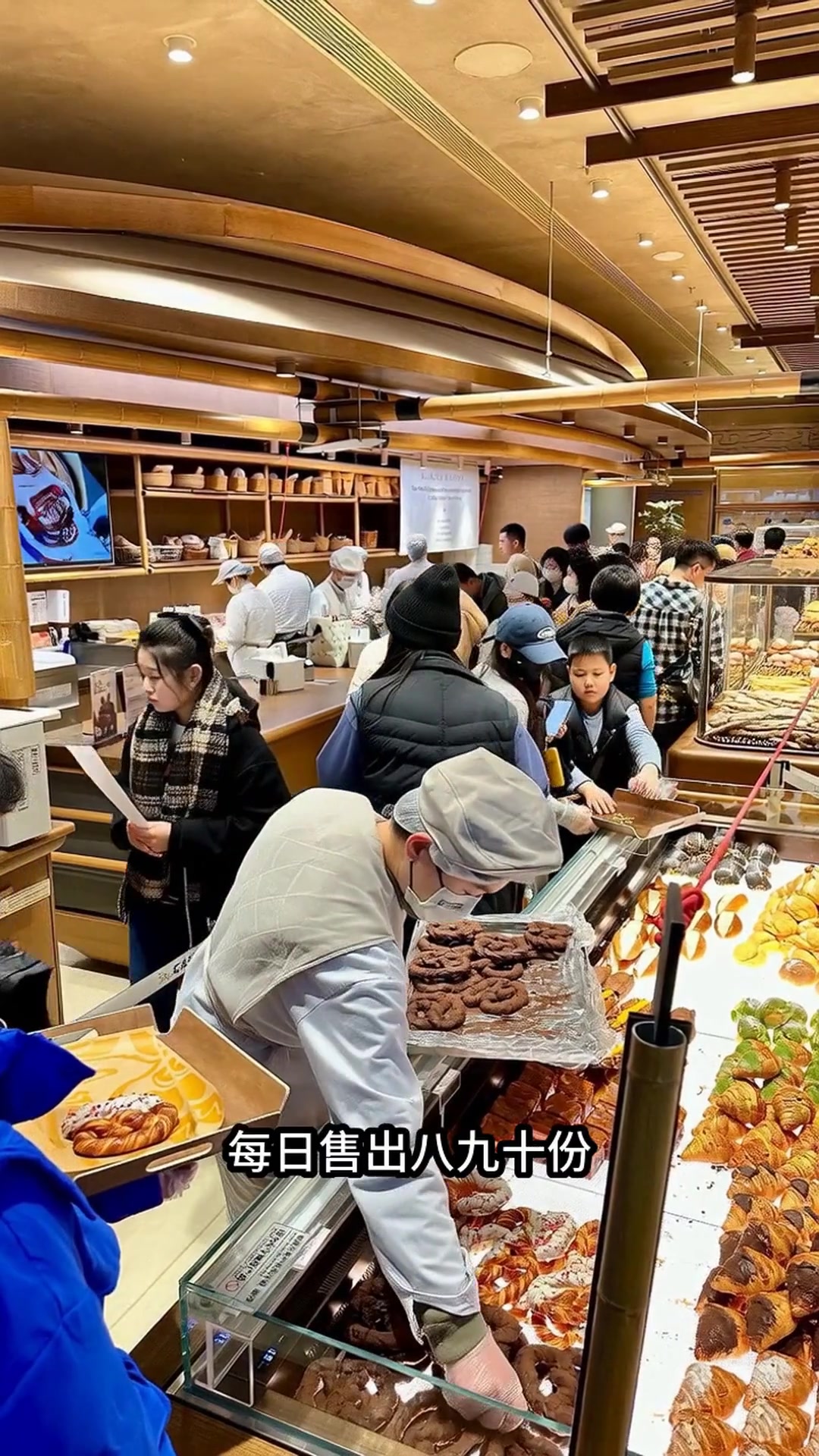 河南乡村蛋糕店4寸蛋糕仅10元,顾客跨省市排队购买,老板为何不敢涨价?