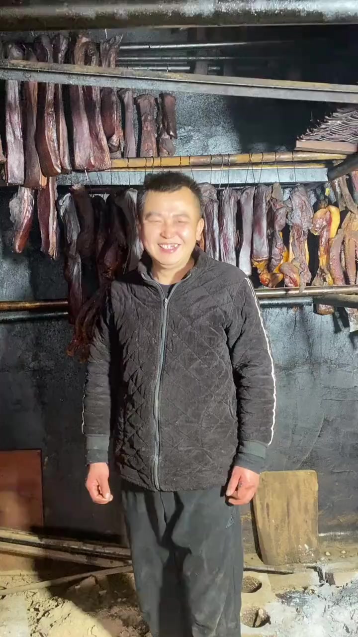大家想看的歌神来咯!能打几分!熏房娱乐一下!#农家烟熏腊肉 #备年货 #土家腊肉 #娱乐 