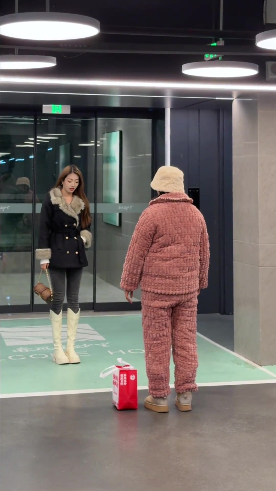 当和姐妹约好穿睡衣出门吃夜宵，这闺蜜情太绝了！