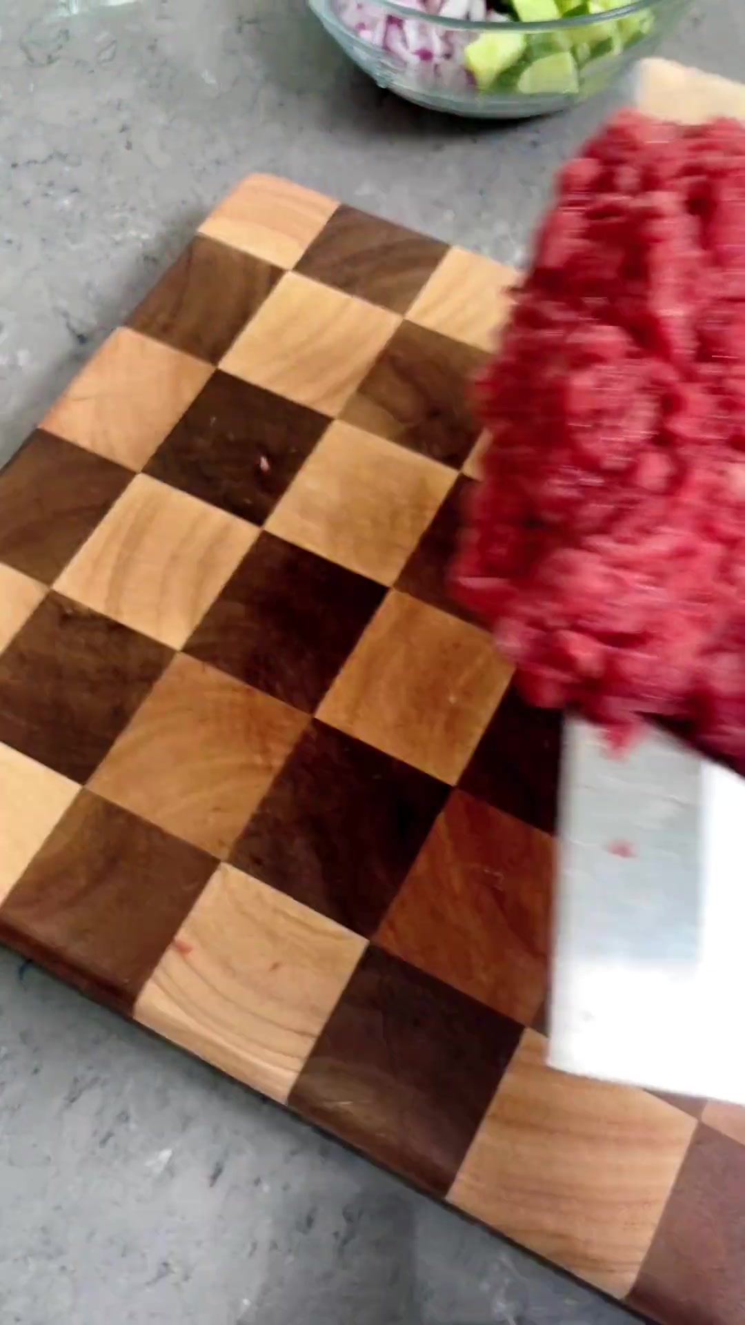 舅舅做的芝士蔬菜牛肉饼，外皮酥脆牛肉鲜嫩，两岁以上可吃