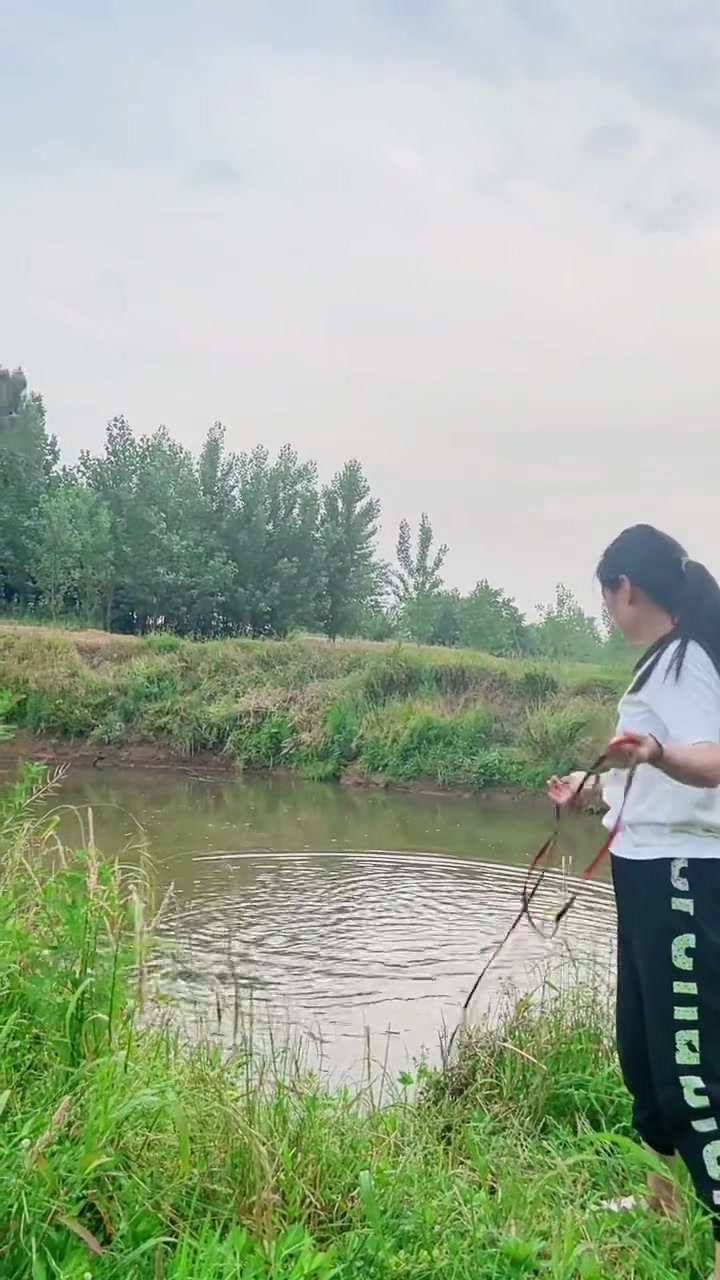 摄影师小外甥帮忙拍的视频不太专业凑合看吧，慢慢能找到方向了，今天抓了小鲫鱼