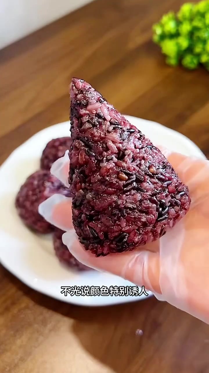 黑米,紫米和血糯米的区别?血糯米饭团!紫米饭团!东北血糯米!