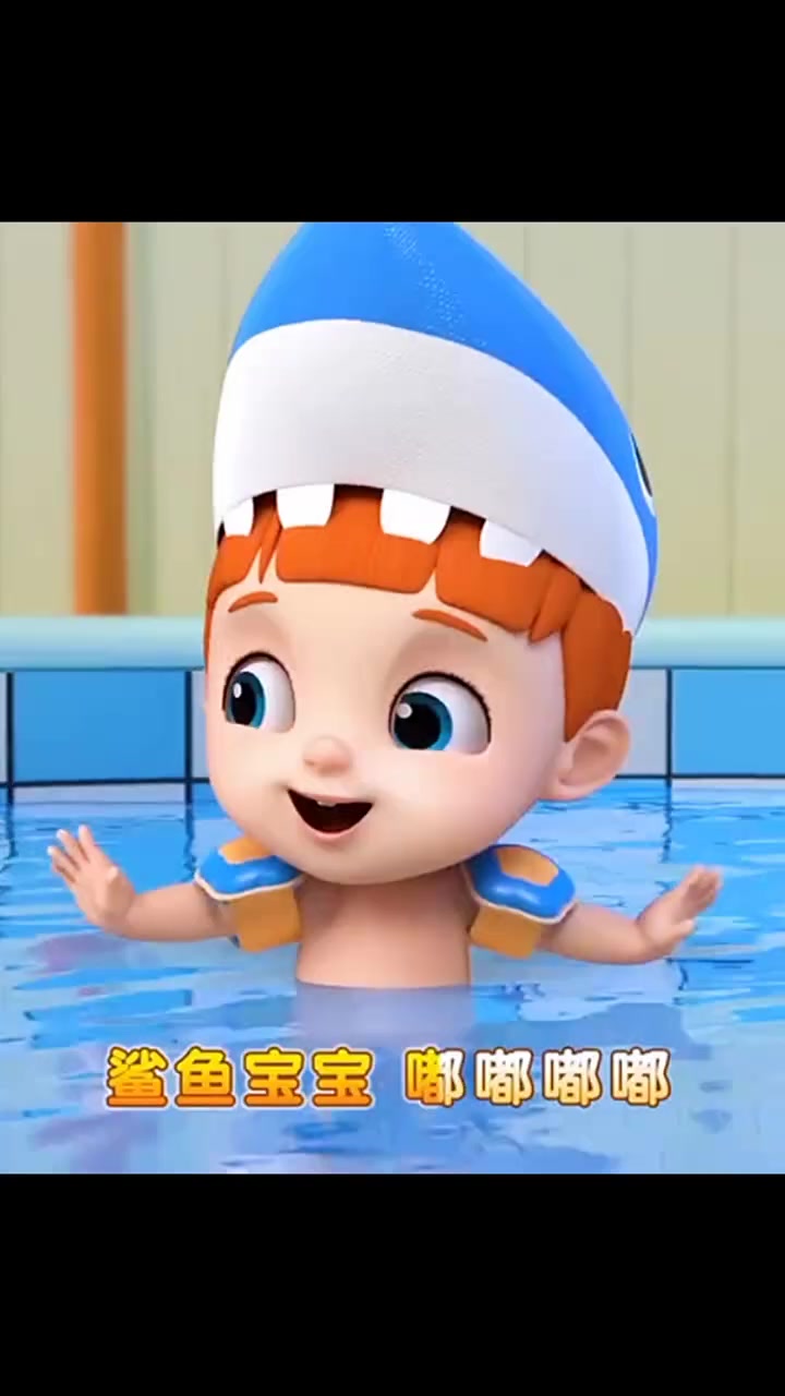 可爱小孩戴着鲨鱼帽在泳池超欢乐