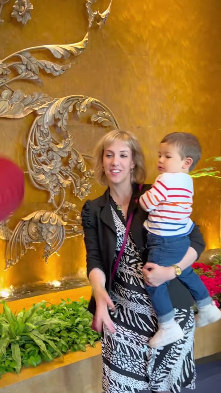 胆子小的小Leo碰到了巨大瓶法国香奈红酒！