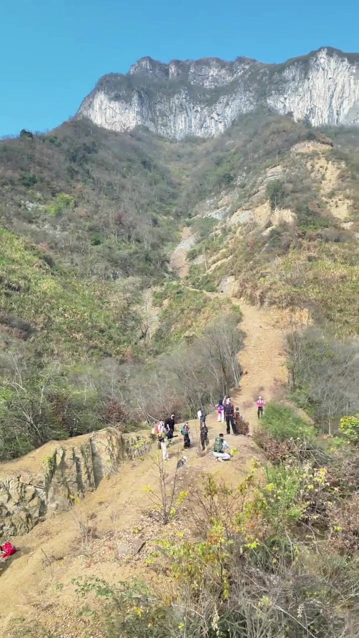 又菜又爱玩，揣着一腔勇气闯白石崖全程攥紧拳头