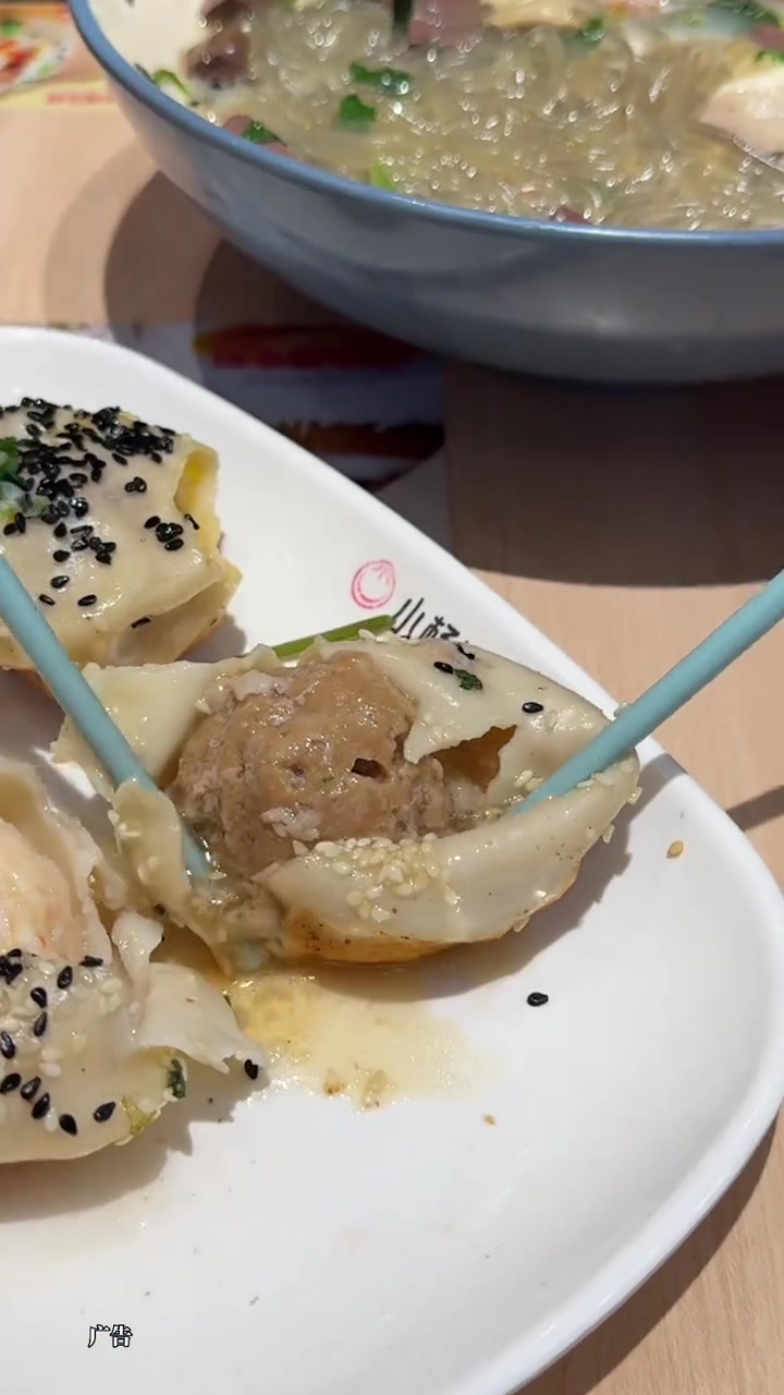 小杨生煎又来活动啦，27.9吃一个小圆满套餐，一份鸭血粉丝汤+三种口味生煎，香迷糊啦