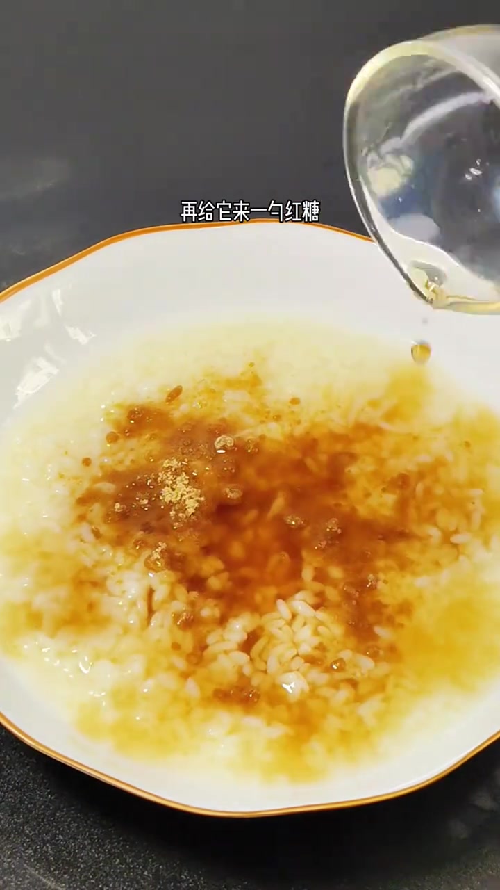 温州过年宴席必吃甜汤，酒酿蒸蛋，酒香四溢，美味可口