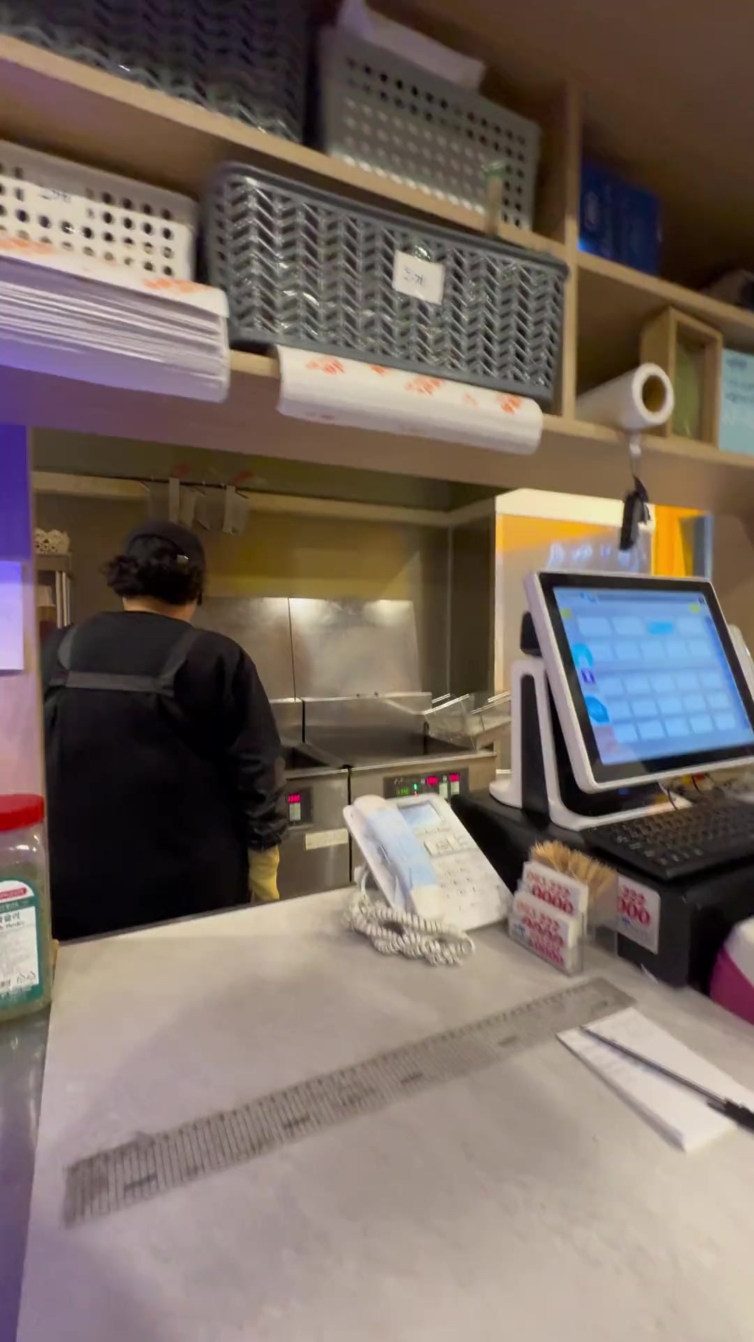 在韩留学兼职炸鸡店，这份工作让我坐立难安