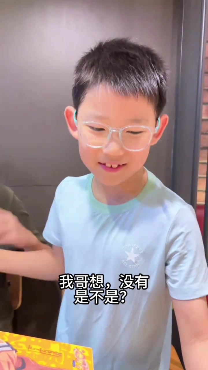 人类幼崽吃汉堡王是假，买火影玩偶是真！