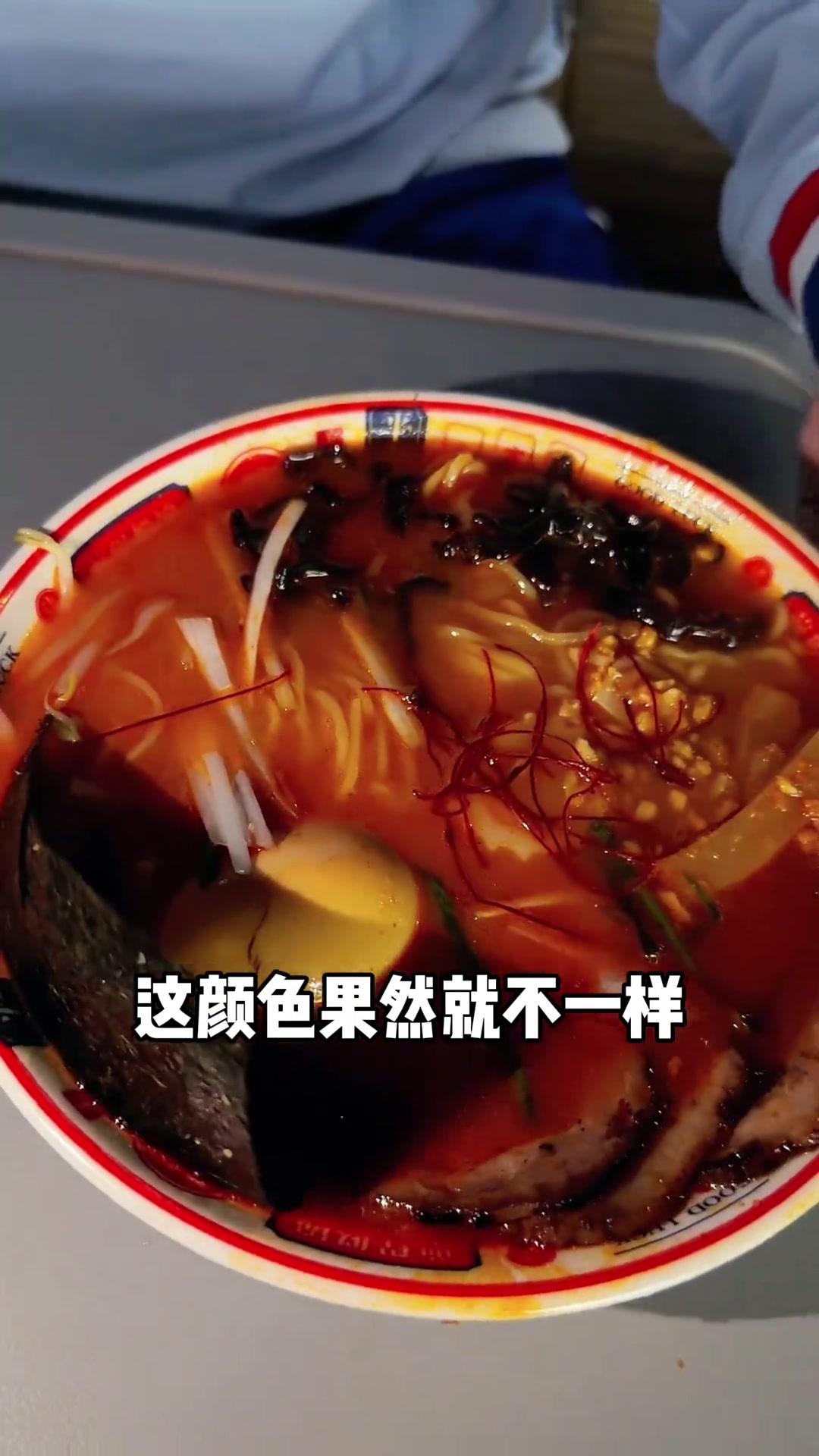 福州深夜拉面摊,暖黄灯光下的烟火气