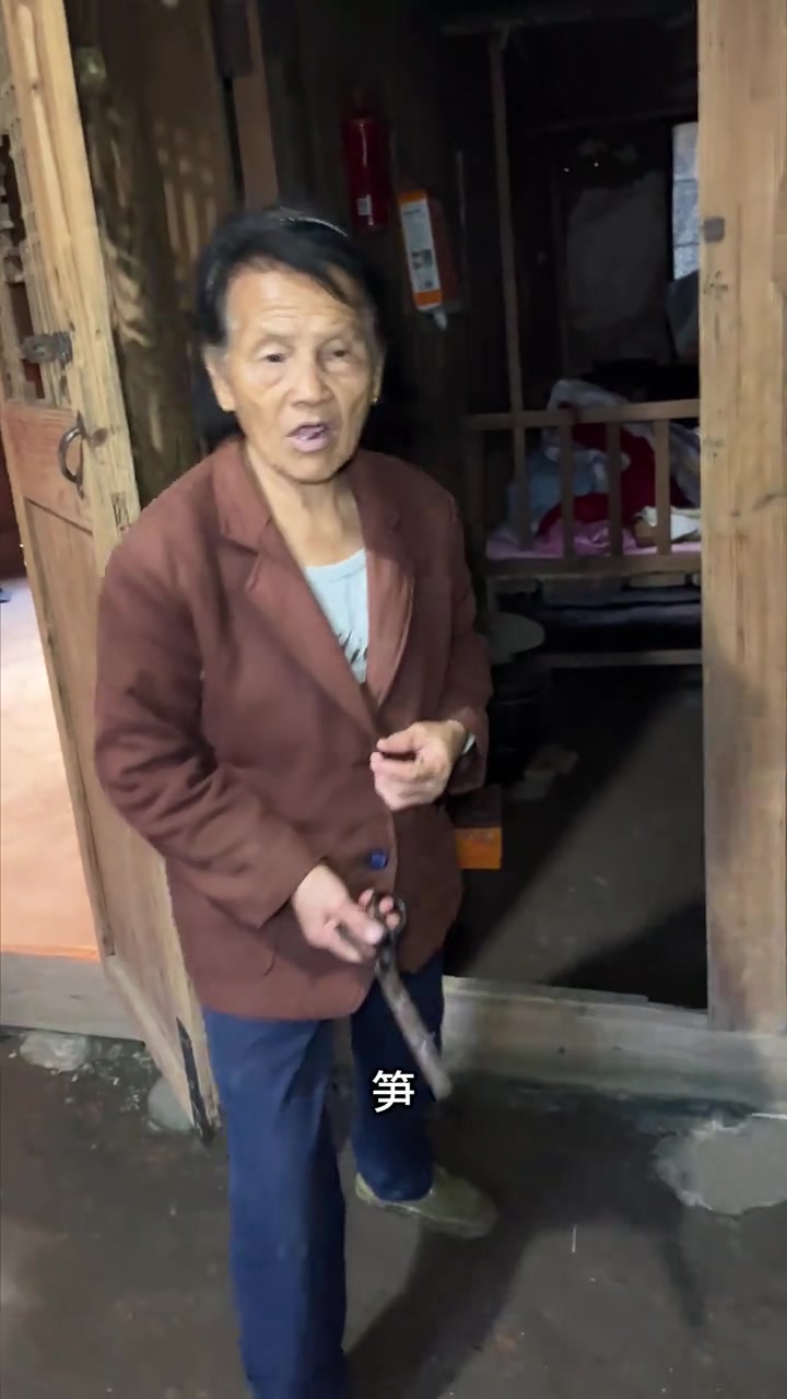 米汤煮荠菜,在来一锅木桶饭,农家生活就是这么简单!