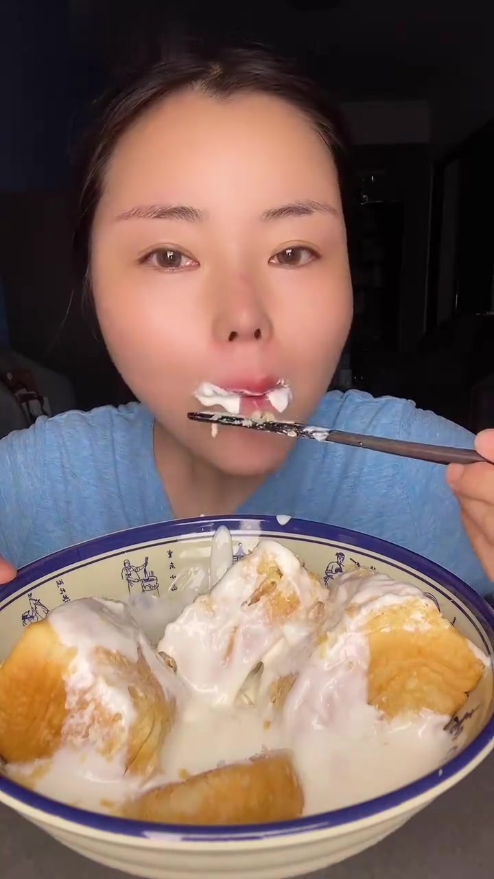 酸奶泡面包鲜花饼，味道新奇好好吃
