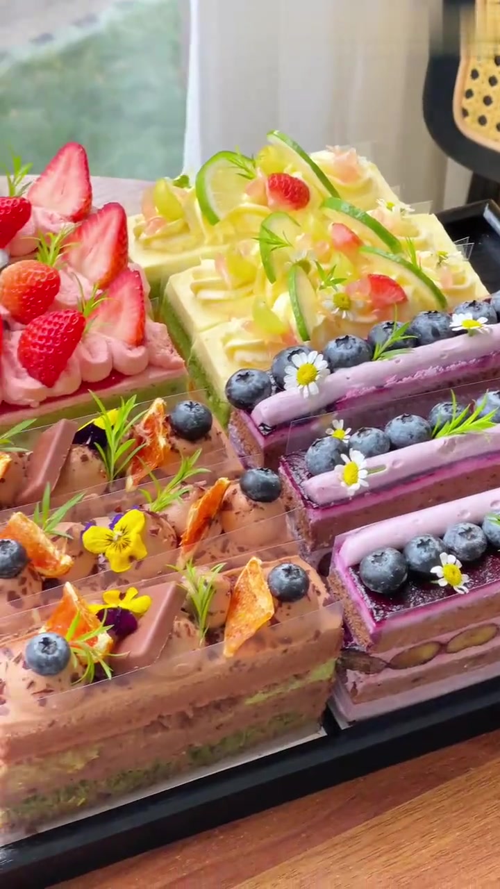 长方形切块蛋糕，口味丰富，块块美味