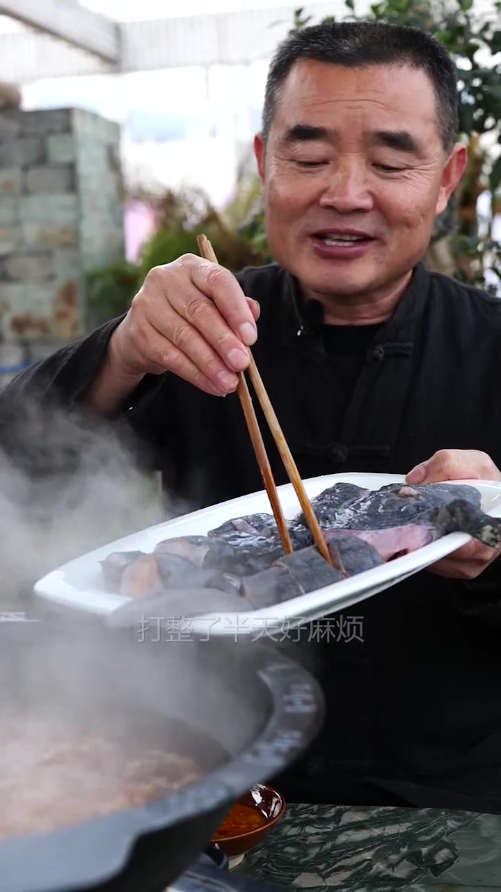 去人工养殖场弄了个小娃娃鱼，味道没有啥特别之处，禁止抓捕野生动物哦