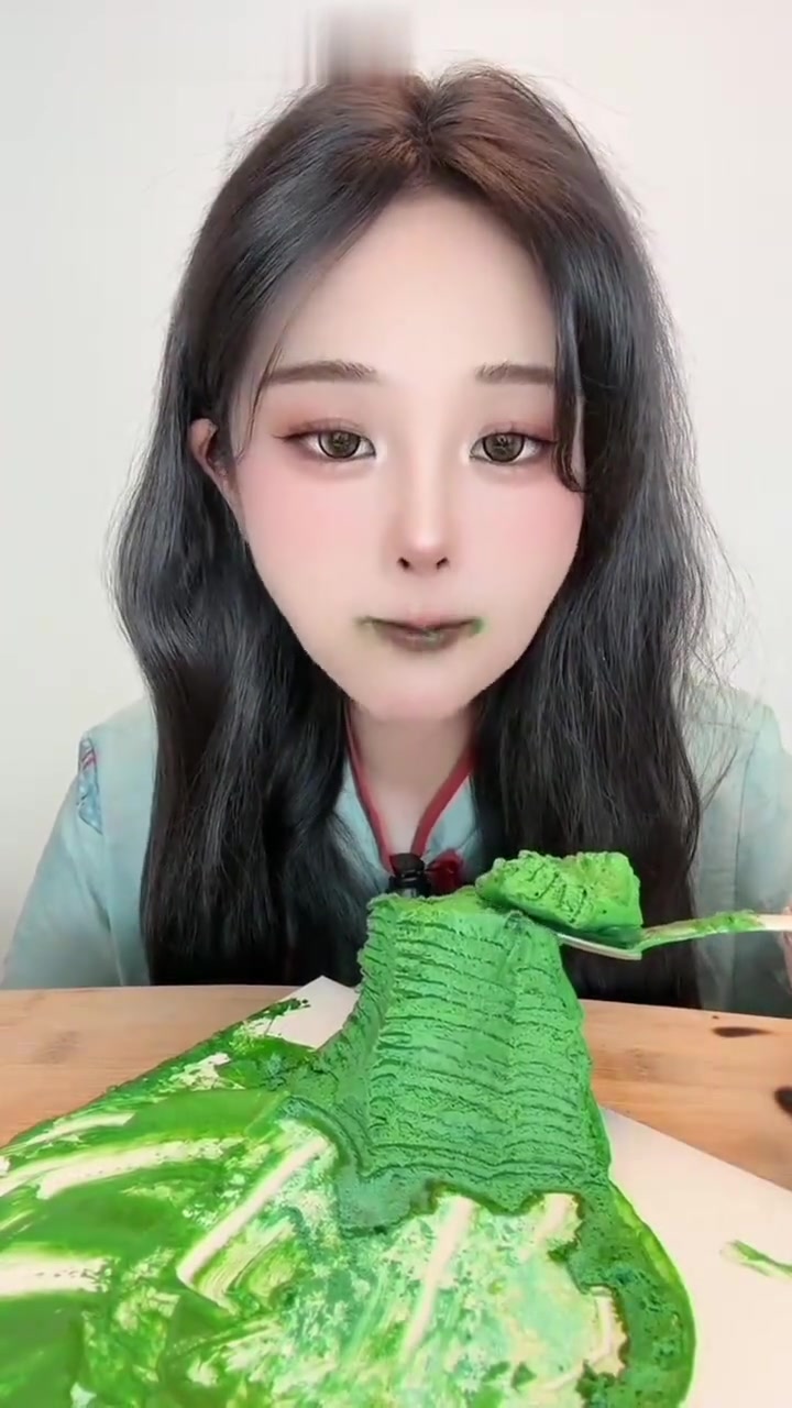 沉浸式吃抹茶千层蛋糕