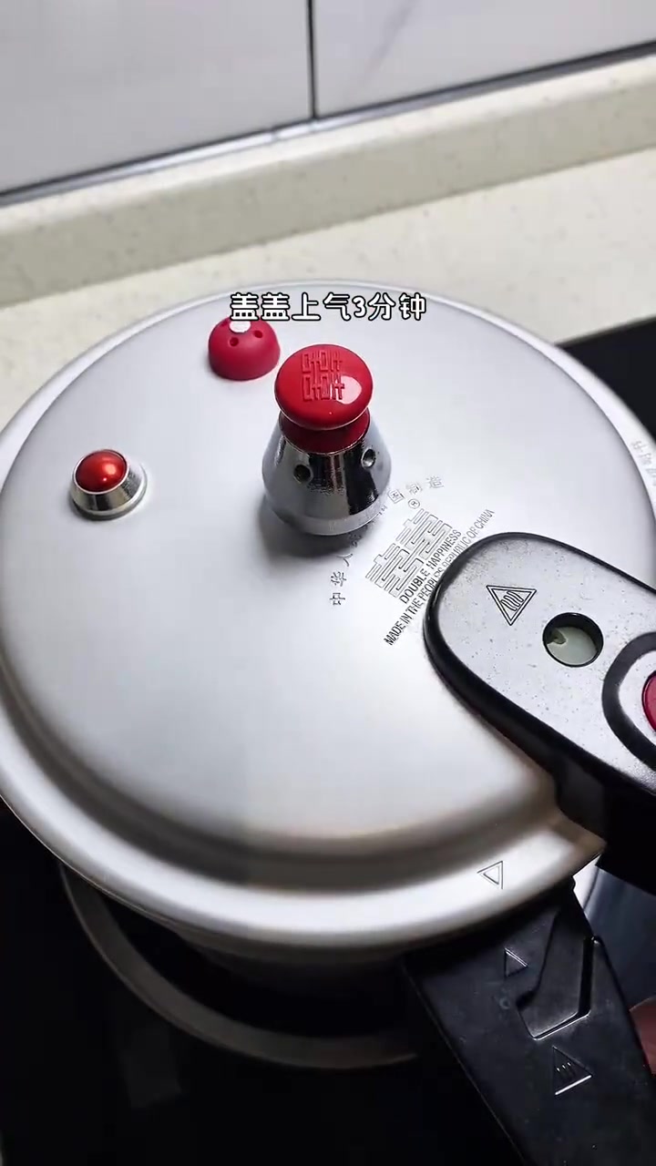 皮蛋瘦肉粥，鲜香营养好滋味！