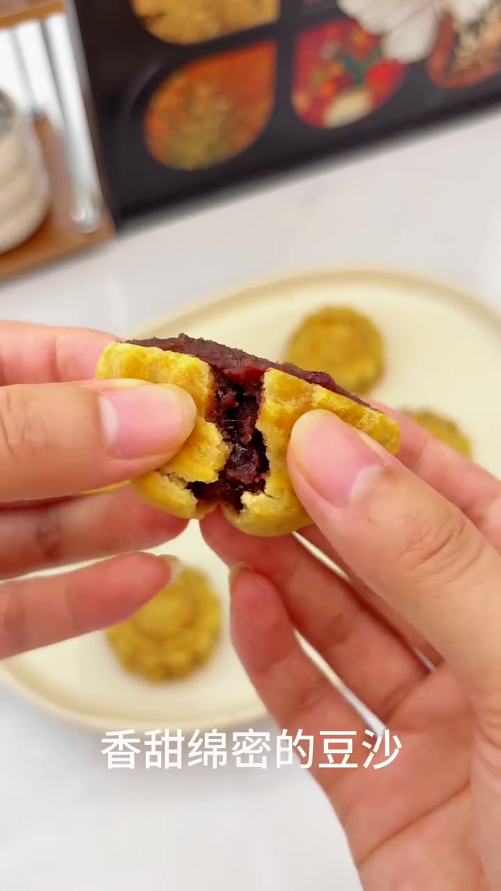 免烤箱！3分钟微波炉玫瑰红豆月饼做法