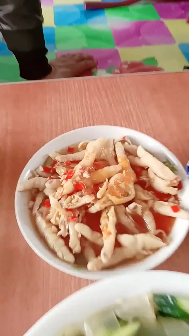 老太太爱吃鸡爪，十分美味