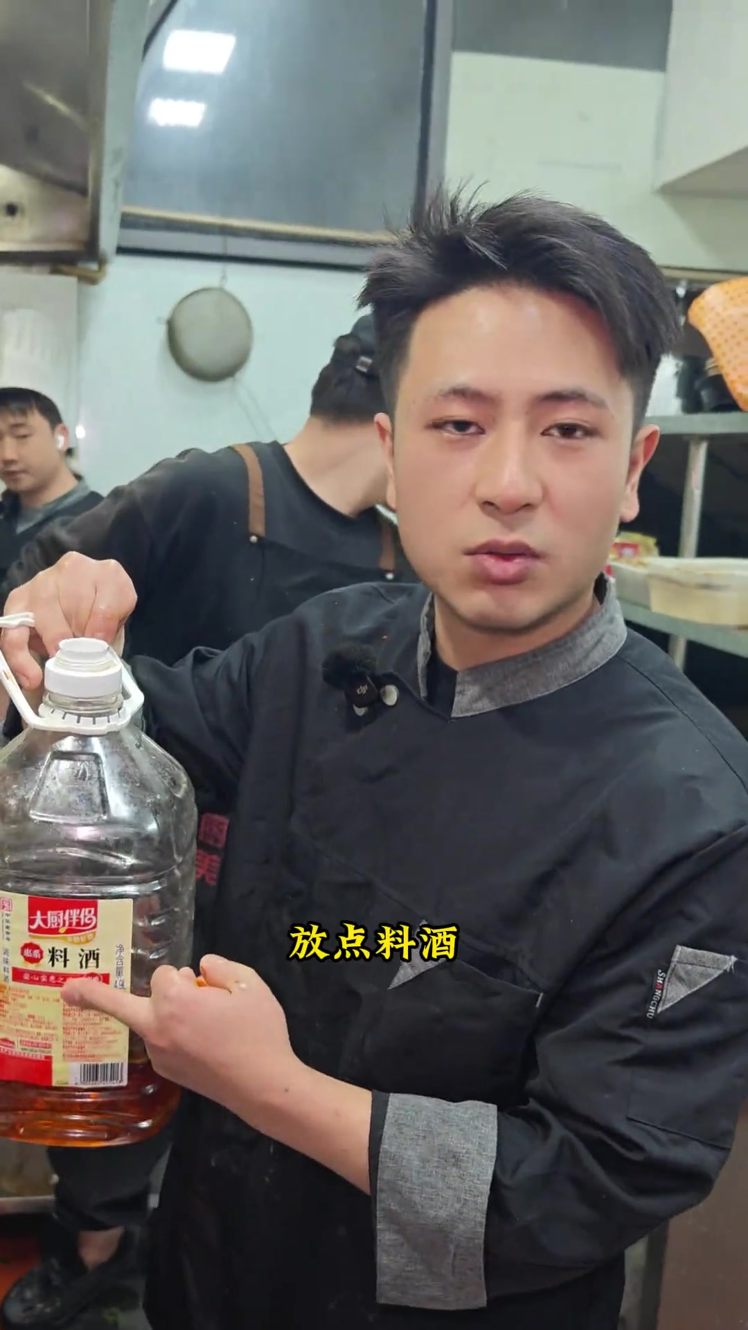 昆明帅哥老板给大家炒个大理永平黄焖鸡