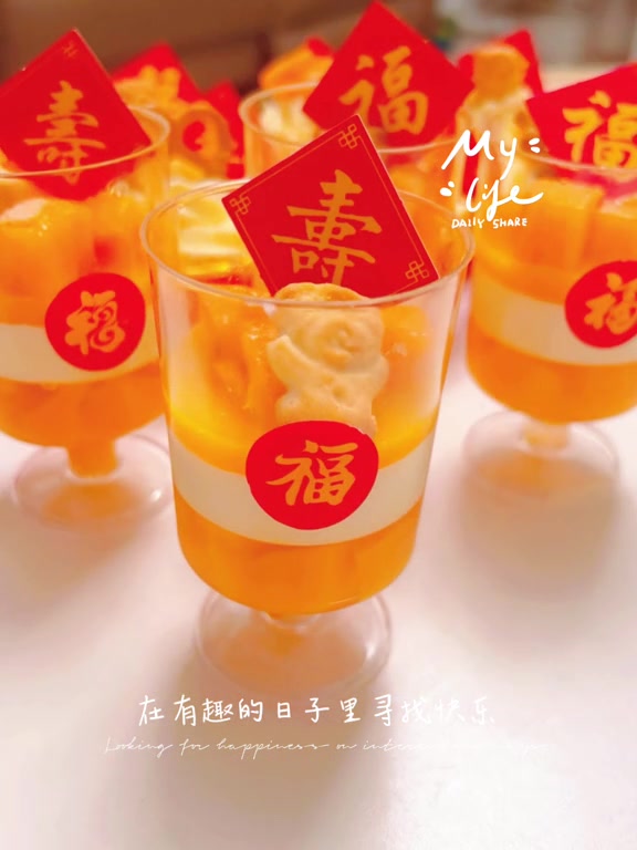 耗时8小时，自制18个纸杯蛋糕、12个雪媚娘和12个蛋黄酥