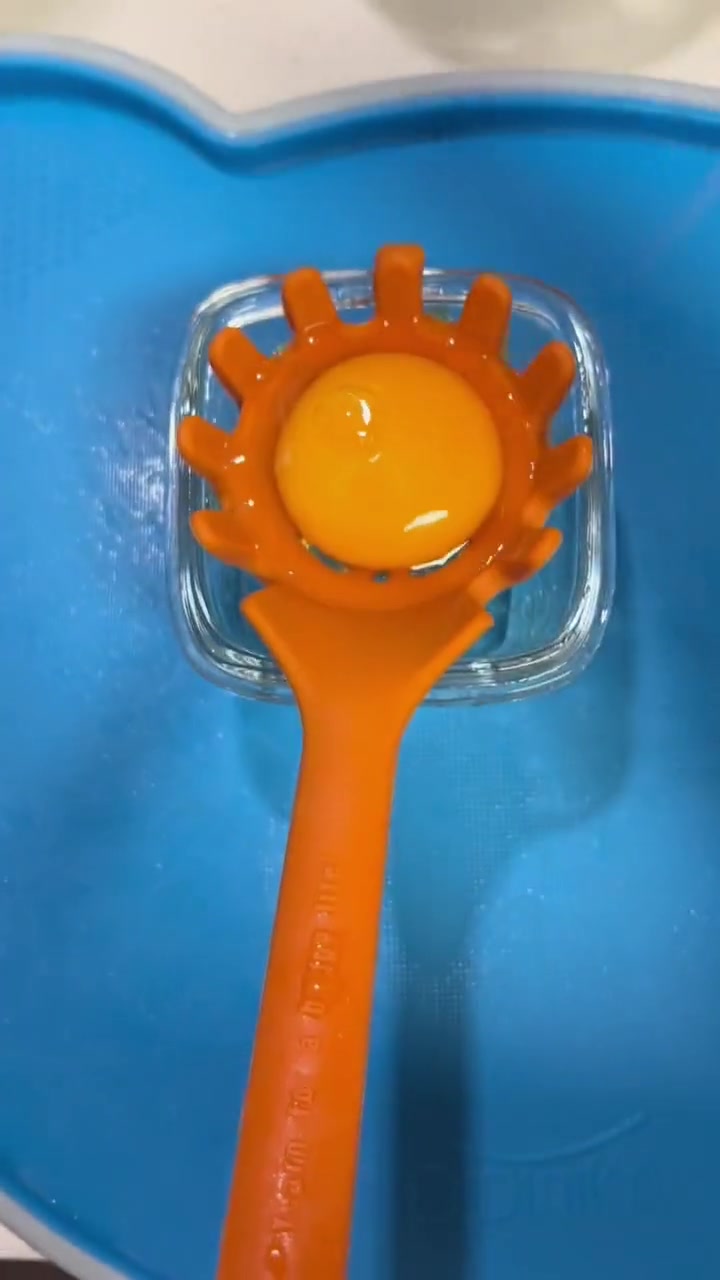 今天在家给小恩泽做了香蕉松饼，软软的甜甜的