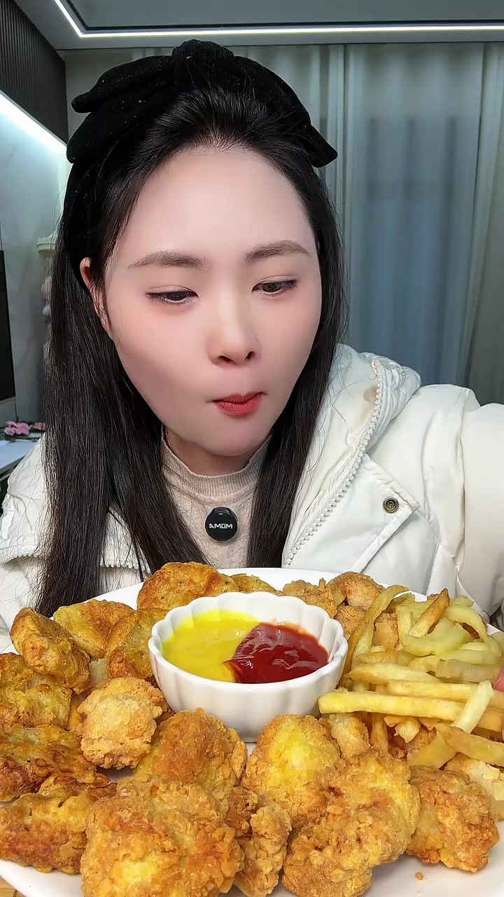 一斤薯条+一斤鸡块+一斤鸡米花+半斤韩式炸鸡+半斤烤肠！总共四斤呀姐妹们！空气炸锅200度