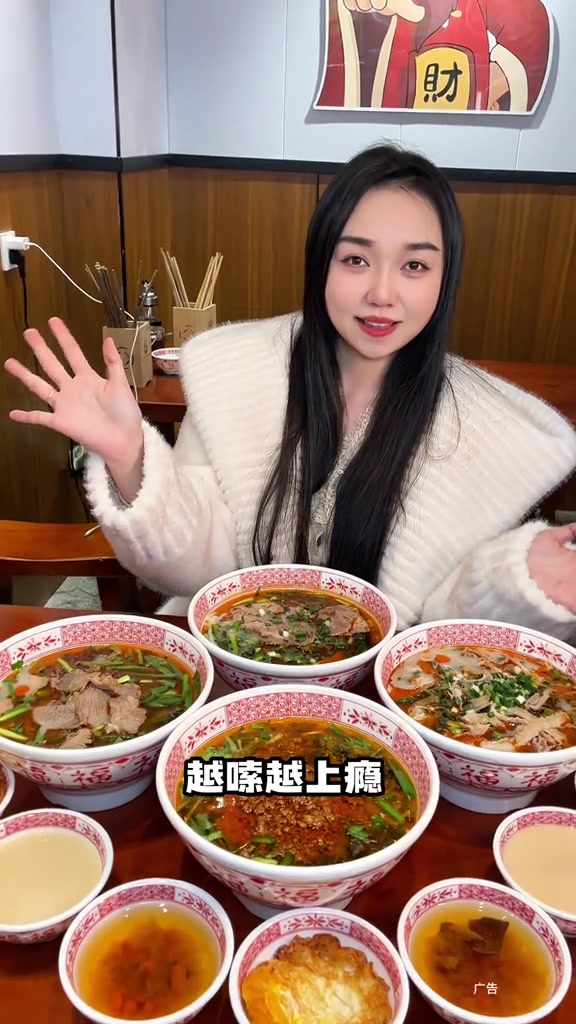 周家坝这家嗦粉店真的太全面了!从云南的肉酱米粉到贵州的花溪牛肉粉还有四川的南江羊杂粉,在这