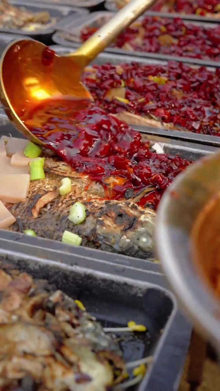户外吃现做的烤鱼是相当巴适，万州烤鱼