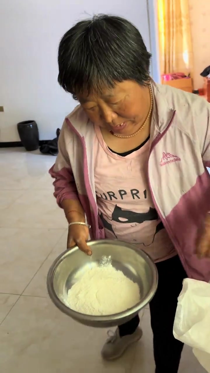 今天和妈妈上山挖野菜,做酸菜浆水