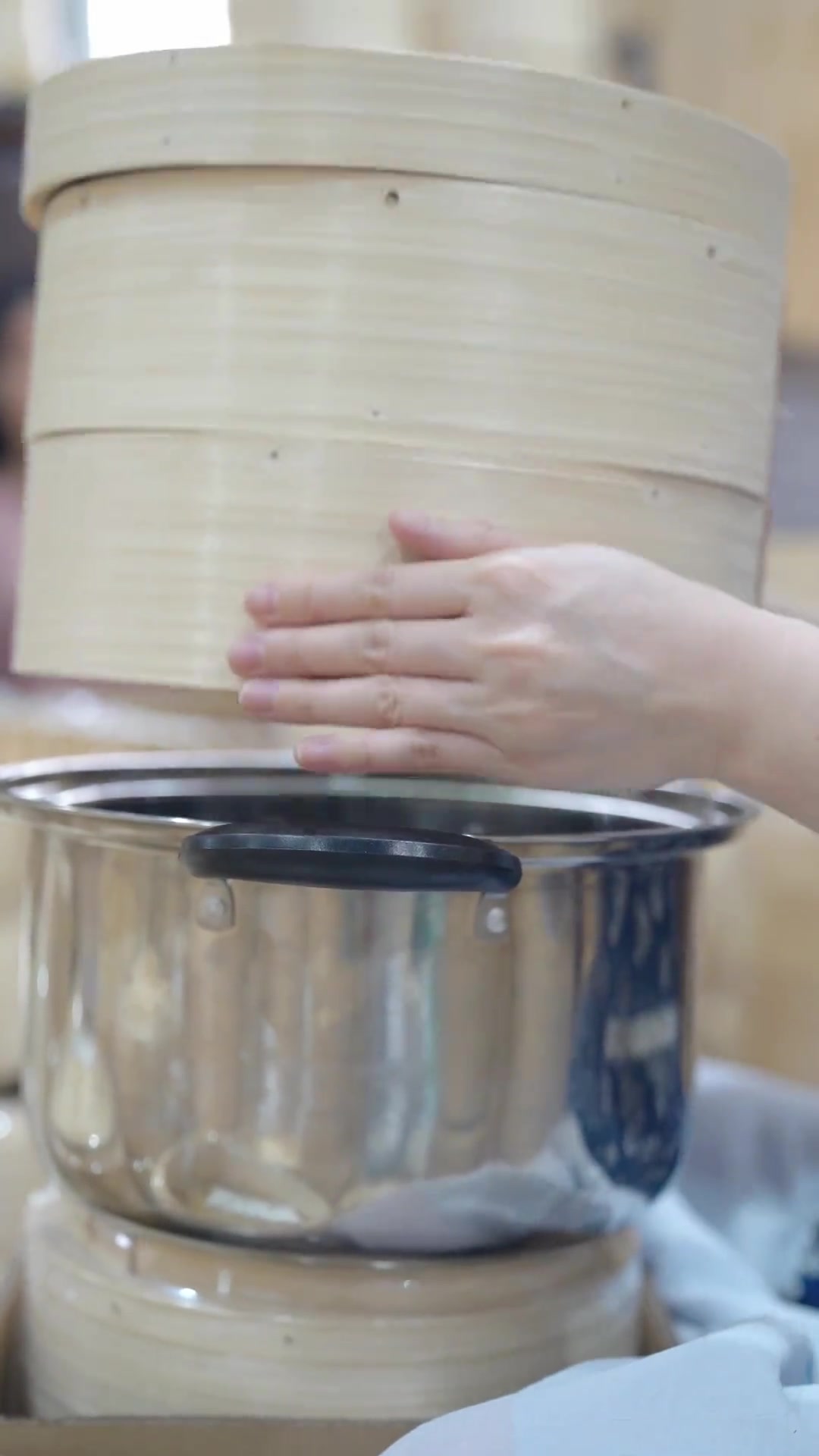 蒸锅也可以轻松搭配竹蒸笼，蒸出来的饺子特别香喔！