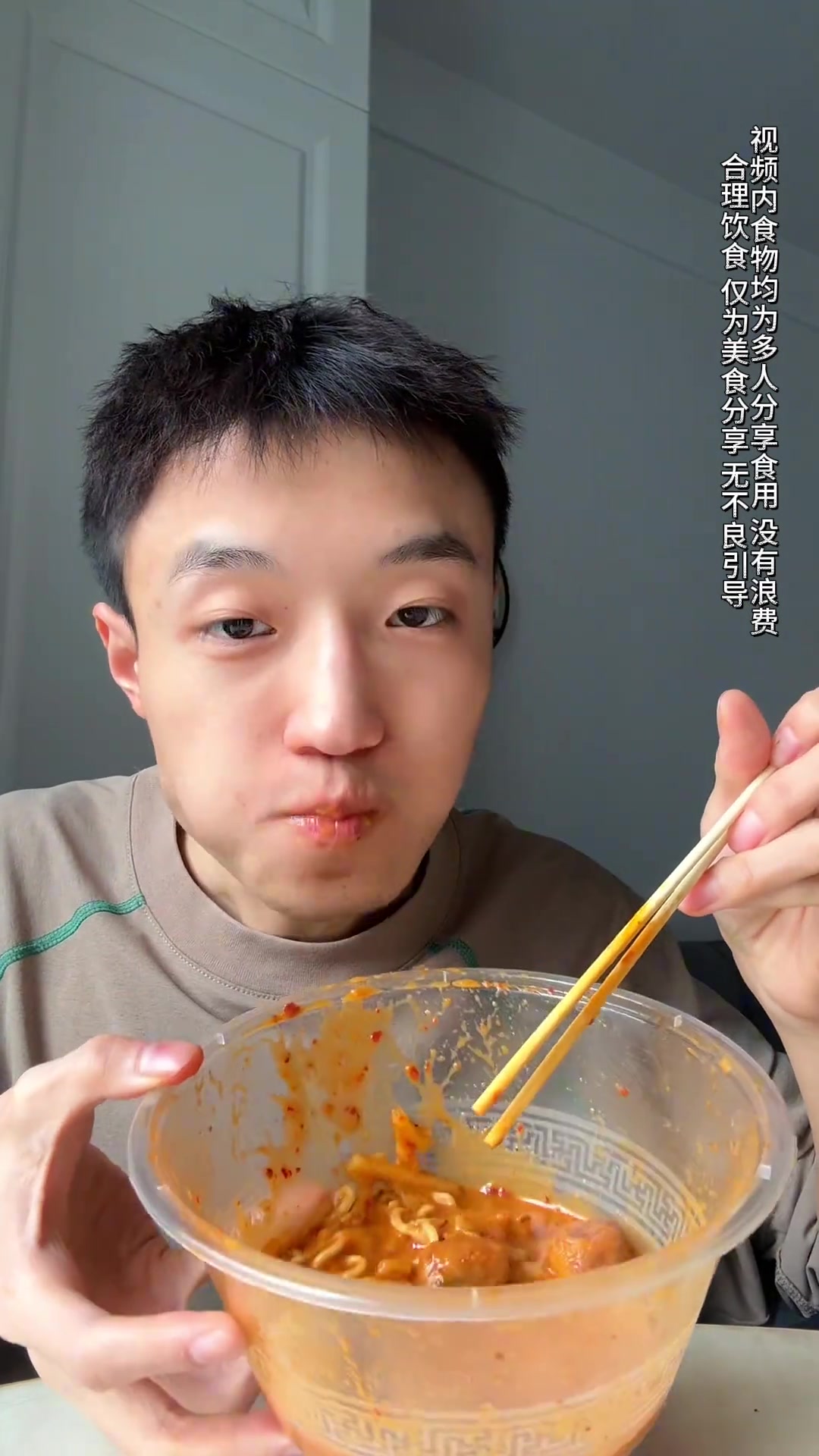 终于吃上了！太原星星巧克力千层蛋糕，搭配草莓车厘子，太治愈了！
