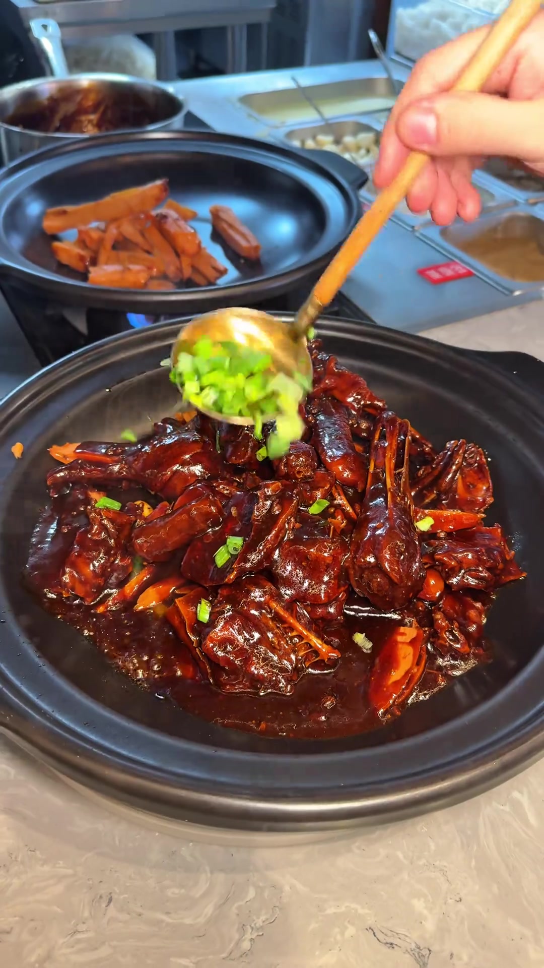 超火的回味黑鸭煲终于吃上了！