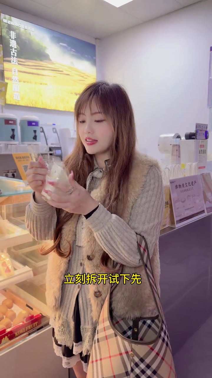 在广州龙洞有安佳奶油做的水果三文治啦，好可爱好好吃~