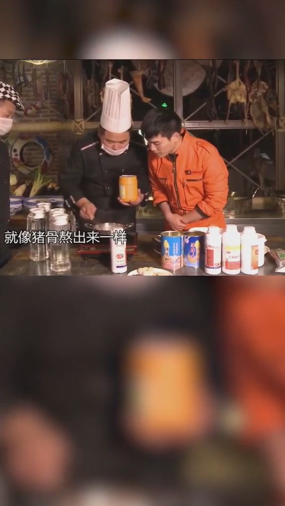 用添加剂勾兑出来的猪骨汤、牛骨汤,连根骨头都不用,遇到这样昧良心的火锅店