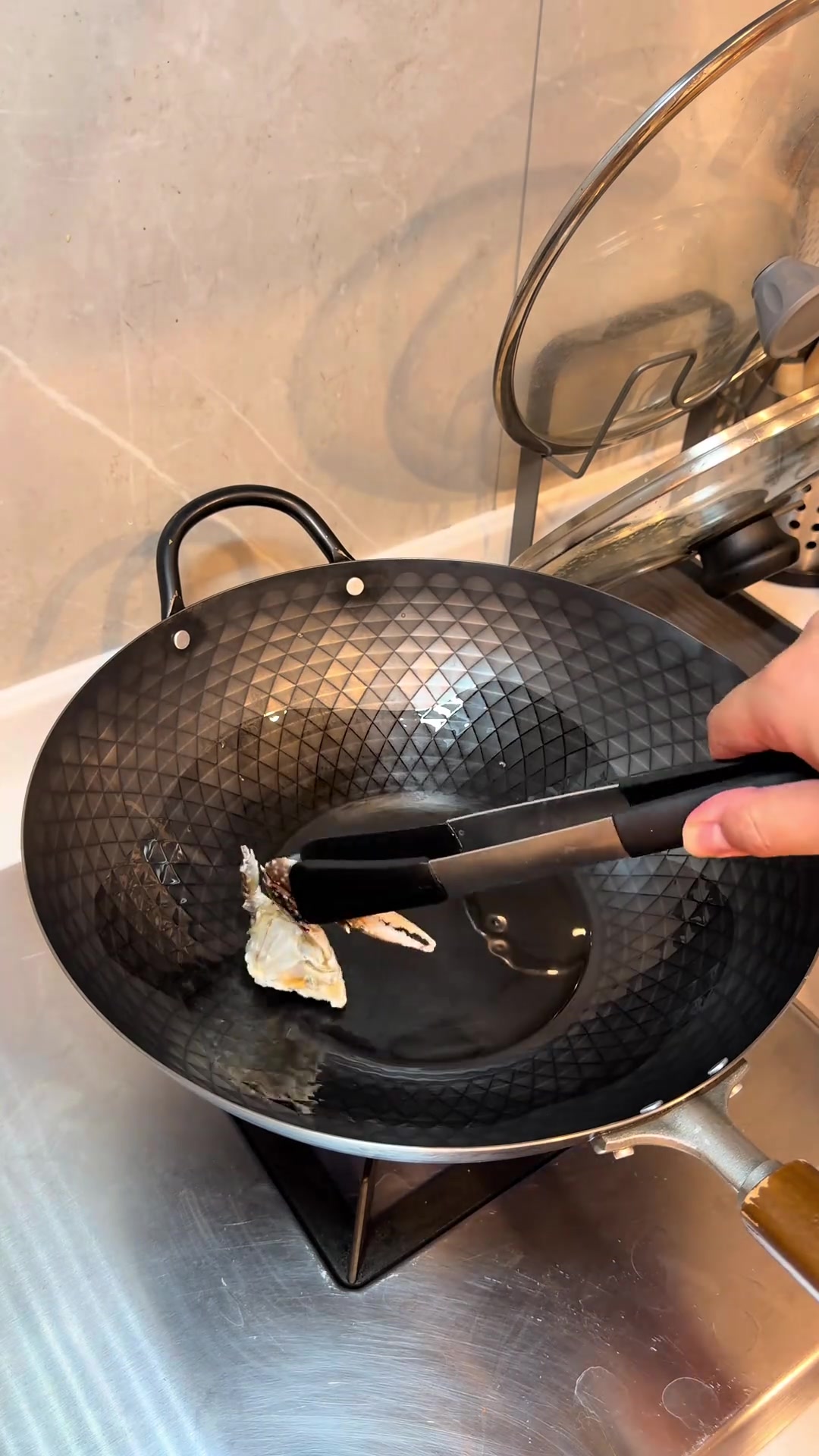苏州情侣居家烧梭子蟹炒年糕,满膏蟹肉鲜香诱人