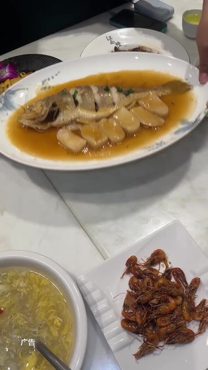 100多就可以在老牌本帮菜馆吃上这么一桌美味本帮菜