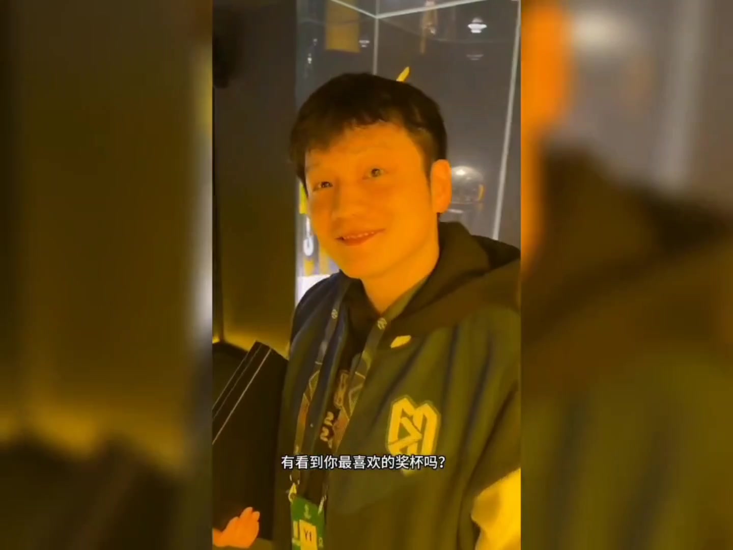 2.2樊振东波尔同游多特蒙德奖杯室！两代传奇的对视太好哭了！