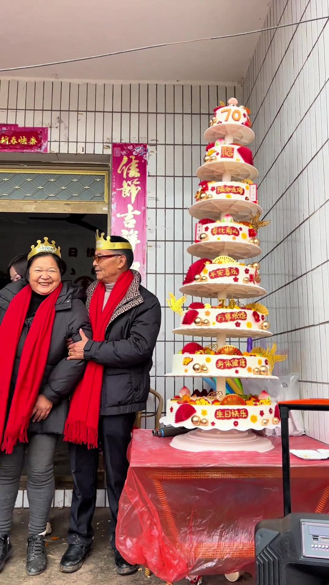 现场呈现的八层祝寿蛋糕，场面超震撼