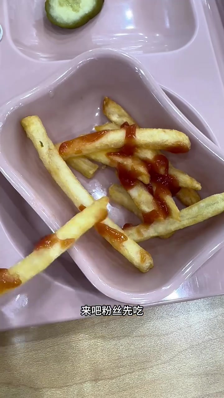 今天这自制汉堡的汉堡胚好像格外的大