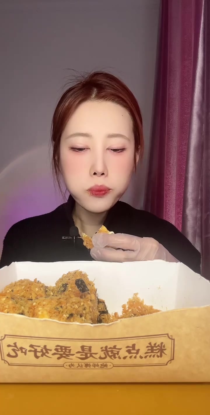 宝子们中午好，来吃鲍师傅肉松小贝啦！