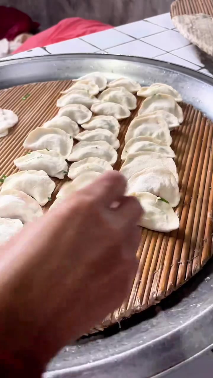 入冬后的第一顿饺子和妈妈分享!割韭菜,剁羊肉,和妈妈一起准备包入冬后第一顿饺子啦!