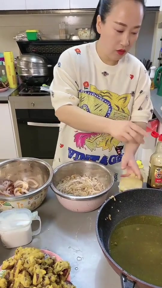 给大家看看鱿鱼圈是怎么做的