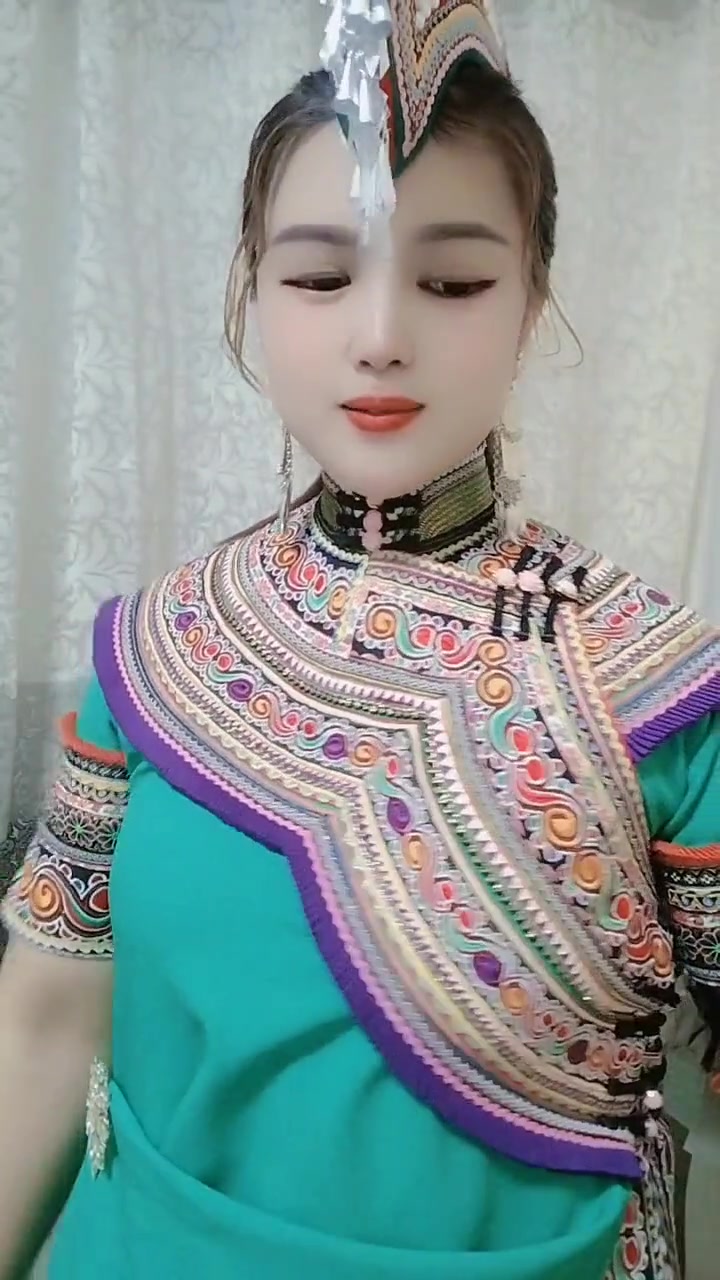 十多年前的彝族公鸡帽，没戴几次越放越旧了