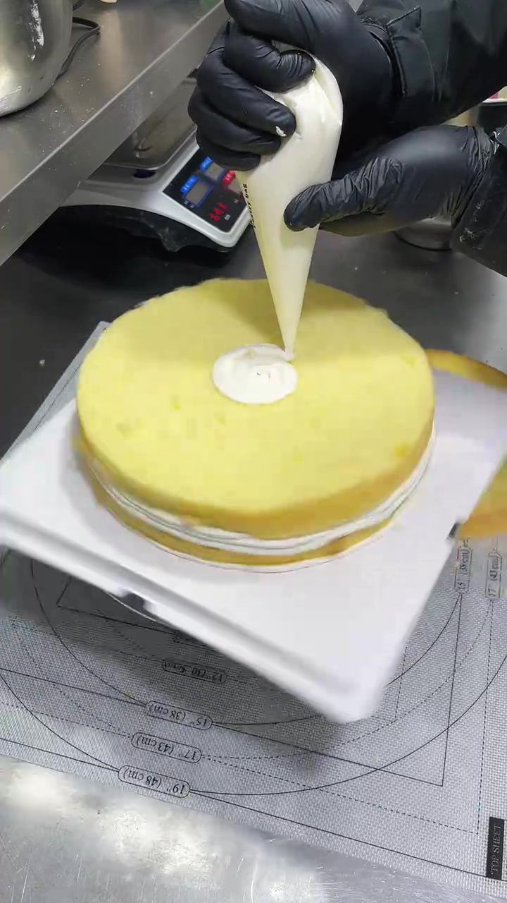 双层蛋糕如何夹心不会鼓包