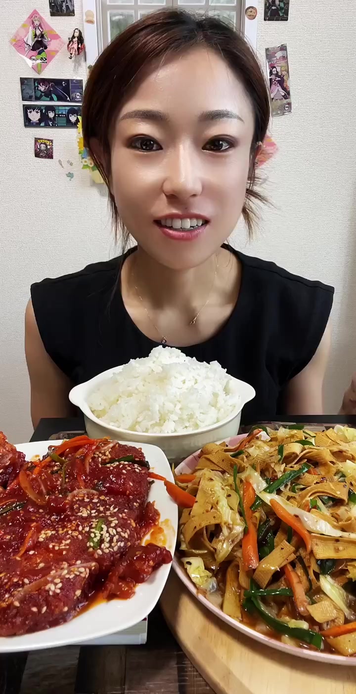 开饭啦！家常糖醋猪排，包菜干豆腐炒韭菜，美味又下饭